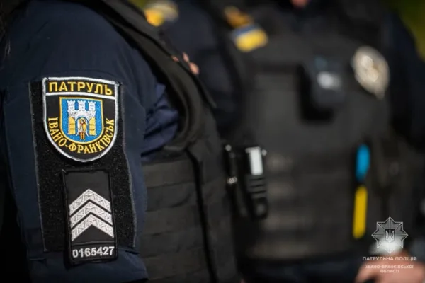 В Івано-Франківську патрульні затримали двох чоловіків, підозрюваних у пограбуванні магазину з ножем