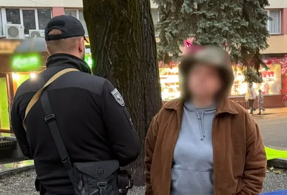 У центрі Івано-Франківська жінка підпалила державну символіку: поліцейські розпочали кримінальне провадження
