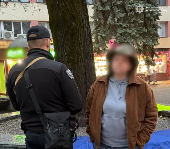 У центрі Івано-Франківська жінка підпалила державну символіку: поліцейські розпочали кримінальне провадження