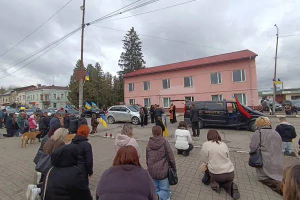 У Тлумачі на колінах зустріли кортеж із тілом воїна Романа Лабатчука