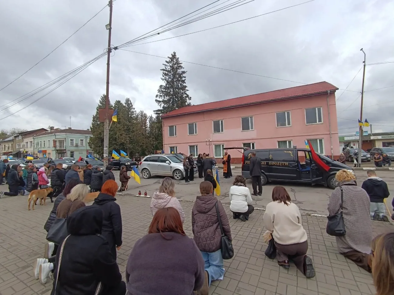 У Тлумачі на колінах зустріли кортеж із тілом воїна Романа Лабатчука