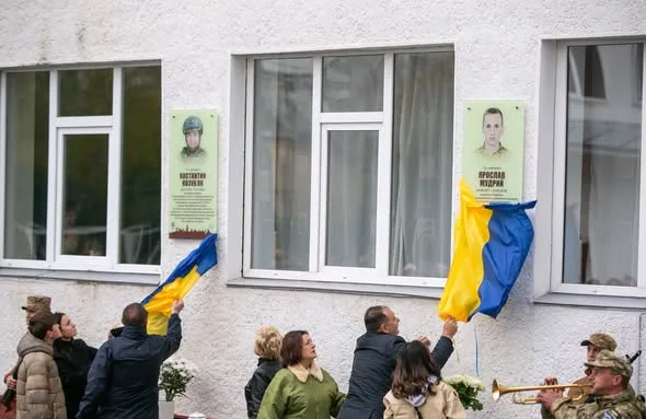 В Івано-Франківську на фасаді ліцею №1 відкрили меморіальні дошки полеглим воїнам Ярославу Мудрому та Костянтину Козуб’яку